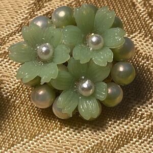 Vintage Elegant Green Floral Pearl clip on earrings